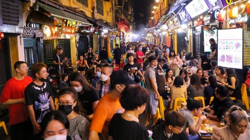 Ảnh: Quán bar tại Hà Nội hoạt động trở lại từ 0h ngày 8/4