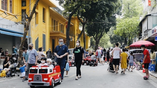 Tổ chức hàng loạt phố đi bộ tại Hà Nội: Cân nhắc giữa tính hiệu quả và tính phong trào