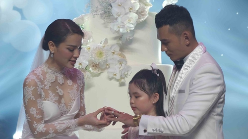 Phương Trinh Jolie khóc nghẹn công khai con gái 9 tuổi tại đám cưới