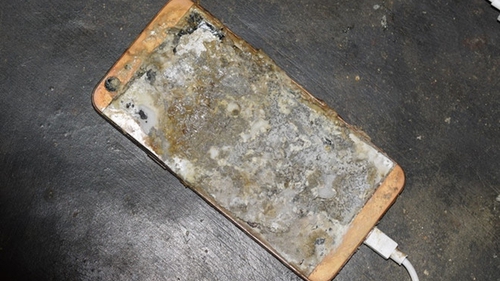 Dùng điện thoại khi đang sạc, nam thanh niên bị cháy sém toàn thân