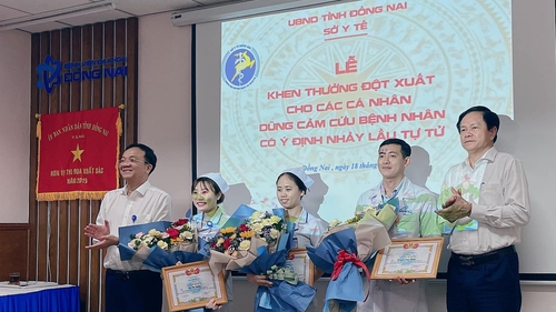 Khen thưởng đột xuất ba nhân viên y tế cứu kịp thời bệnh nhân có ý định tự tử