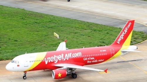 Vietjet huỷ chuyến không báo trước, nhân viên thái độ kém, hành khách bức xúc