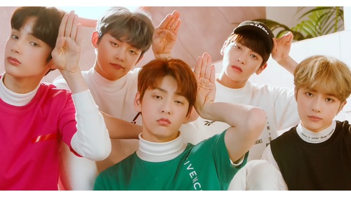 10 chi tiết thú vị khó thấy nếu chỉ lướt qua MV mới của TXT: 'Cat & Dog'