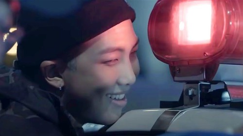 Loạt phản hồi thú vị cho câu hỏi 'BTS từng bị bắt?'