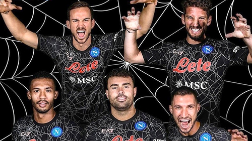 Napoli trình làng bộ trang phục Halloween đặc biệt