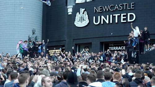 Newcastle đổi chủ: Lọ Lem không đổi đời sau một đêm