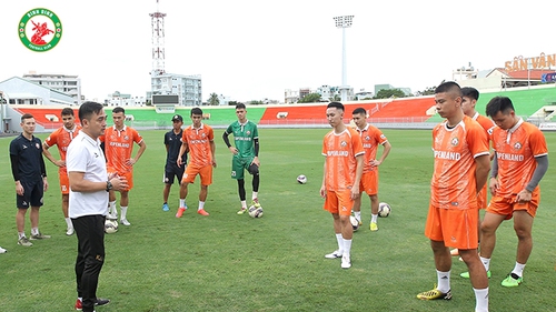 Các CLB V-League cùng vượt khó