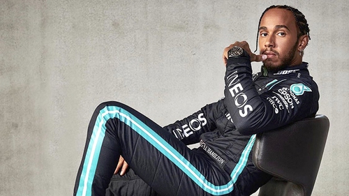 Hamilton ở lại Mercedes để vô địch thế giới