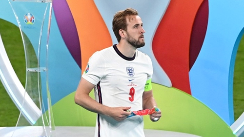 Tuyển Anh xấu xí ngay cả lúc nhận huy chương