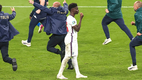 Nạn phân biệt chủng tộc: Vết nhơ khó gột rửa của bóng đá Anh