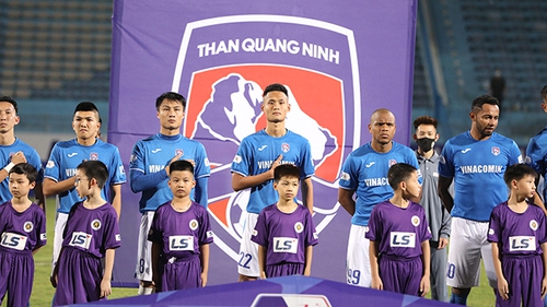 CĐV ngán ngẩm vì cầu thủ Than Quảng Ninh bị nợ lương