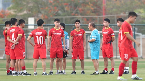 Bình luận viên Quang Huy: 'Chưa cần lập hai đội tuyển quốc gia riêng biệt'