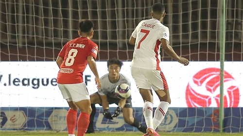 Tiến Dũng sai lầm, TP.HCM vẫn thoát thua