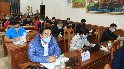 Bóng đá thời 'chạy dịch'