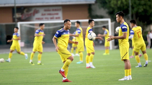 Vui buồn chuyện hoãn AFF Cup