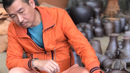 'Kinh gốm' của cha con Lê Thiết Cương: 'Hiện trên mặt gốm kinh và thơ'