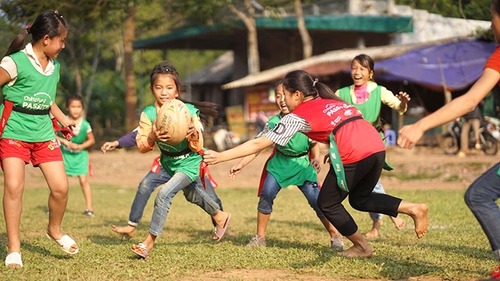 Bóng bầu dục cho cô bé khuyết tật