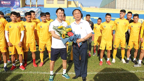 'Cảm ơn bầu Đệ cho tôi một vé về bóng đá tuổi thơ'