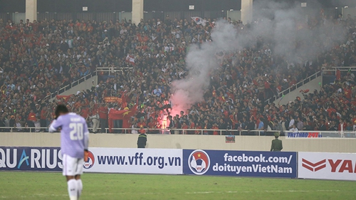 Vì sao VFF bất lực với pháo sáng?