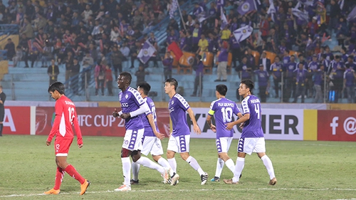Hà Nội FC thắng đậm Naga World, Bình Dương bị cầm hòa