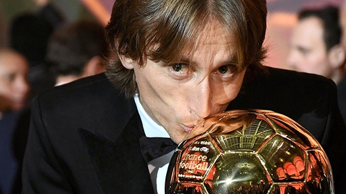 Hậu Quả bóng Vàng 2018: Ai sẽ đưa bóng đá trở lại mặt đất sau Modric?