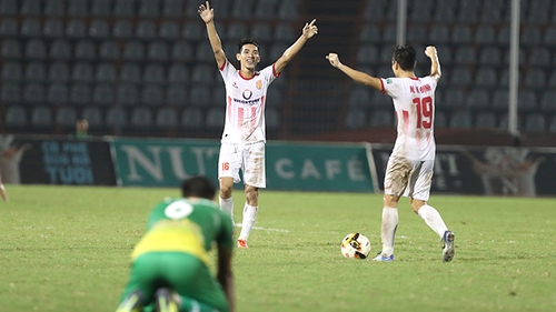 Kết thúc V-League 2018: 'Thuyền chìm tại bến'