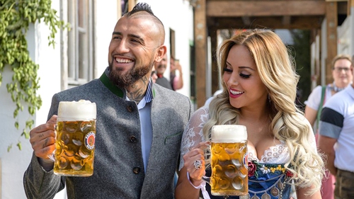 Chuyện của Arturo Vidal: Cướp vợ từ trường đua ngựa