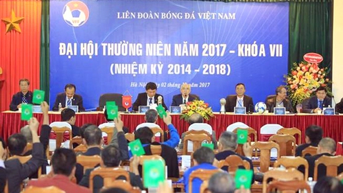 Bóng đá Việt Nam: Anh hùng và… gian hùng!