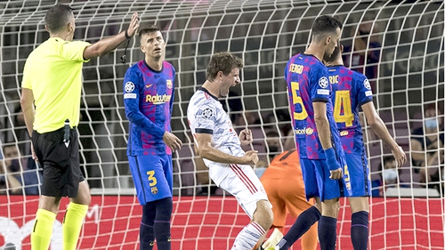 Bayern Munich dạy Barca về làm bóng đá