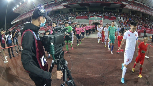 Bản quyền truyền hình V-League: Khi con gà biết... đẻ trứng!