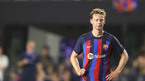 Điều gì đằng sau khoản lương trả chậm của De Jong?