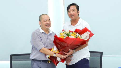 Phía sau 1 cuộc trở về...