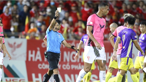Trọng tài V-League lại bị kêu ca