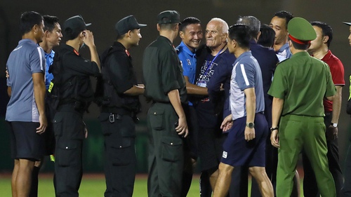 Vòng 6 V-League 2022: Trọng tài thành 'điểm nóng'