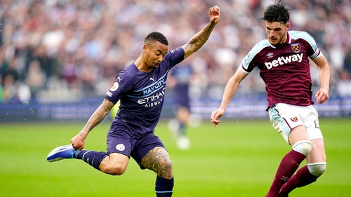 Cuộc đua vô địch Ngoại hạng Anh: Man City tự làm khó mình, thời cơ cho Liverpool