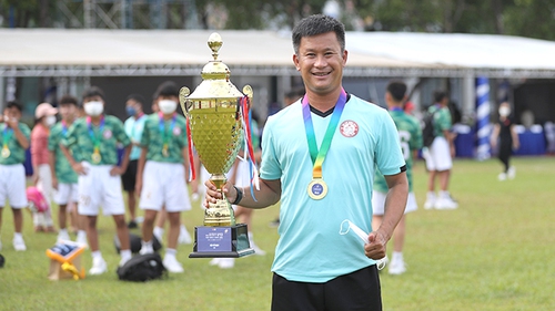 Đinh Hồng Vinh và chiếc Cúp vàng U13 quốc tế