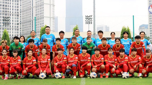 Phận má hồng trót 'say' bóng đá