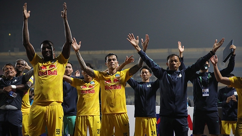 Bóng đá Việt Nam bơi ra biển lớn