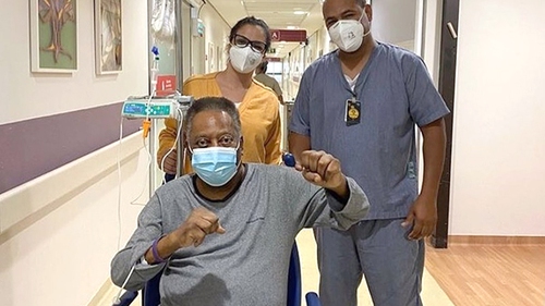 Vì khối u, Vua bóng đá Pele lại phải nhập viện