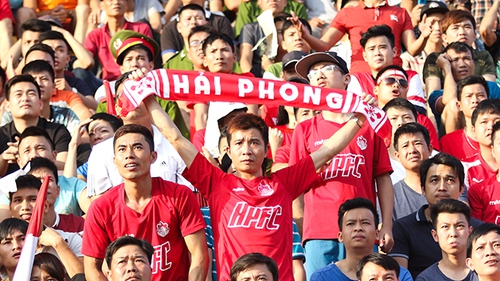 Bóng đá chuyên nghiệp nhìn từ khán giả: 'Tiền đạo' không bằng... tiền mặt