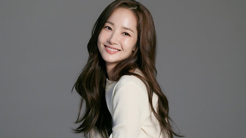 Ảnh hậu trường đẹp từng cen-ti-mét của Park Min Young trong 'Thư ký Kim sao thế?'