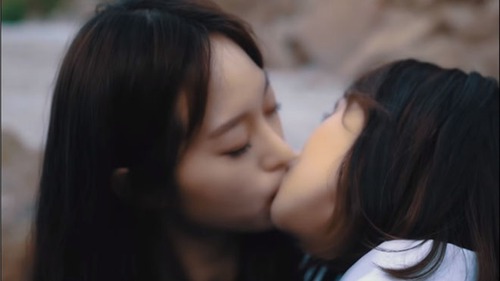 Người Hàn tranh cãi gay gắt quanh MV '159cm' với cảnh hôn nóng bỏng của hai ‘lesbian’