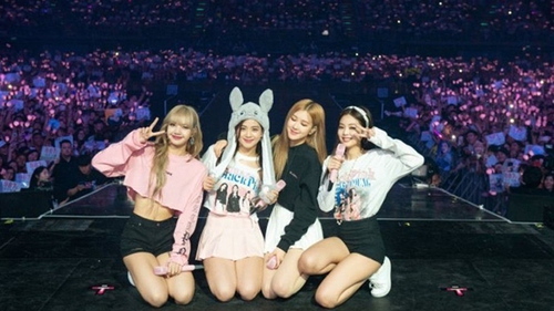 Black Pink lưu diễn thế giới ‘In Your Area’: Những trang phục khiến fan không thể rời mắt