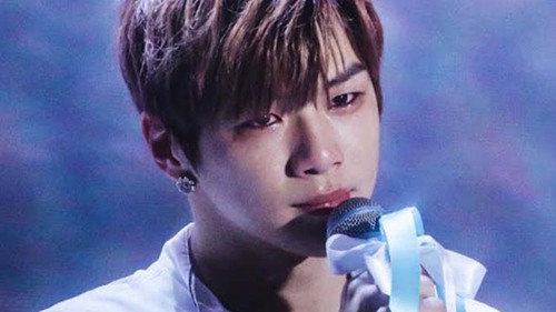 Kang Daniel từng bị bắt nạt, trấn lột tiền thời đi học vì ngoại hình?