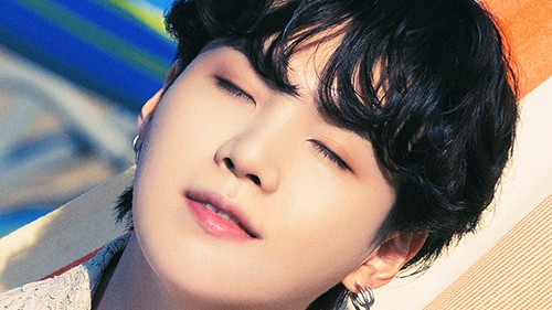 Suga BTS từng bị fan dọa kiện vì quá… cuốn hút