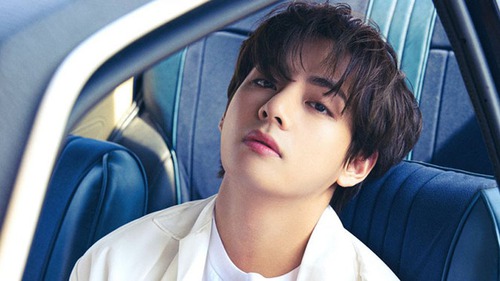 V BTS mũ lưỡi trai đội ngược dự sự kiện nghệ thuật VIP