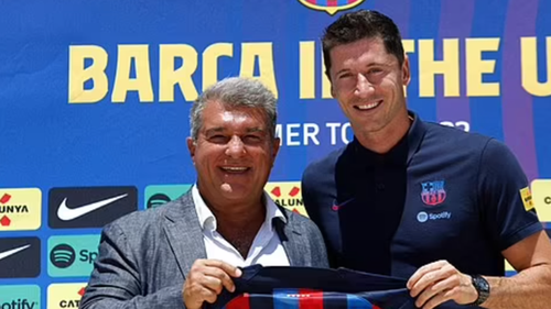 Lewandowski ra mắt Barcelona