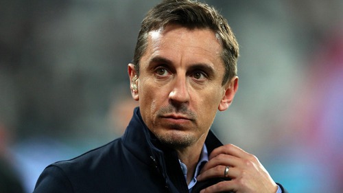 Xúi De Jong khởi kiện, Neville bị NHM Barca trả đũa