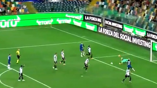 Cú giật gót "đi vào lòng đất" của Sterling