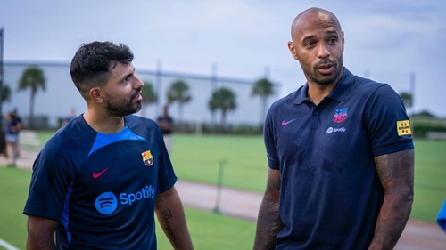 2 huyền thoại xuất hiện, De Jong tệ hại ở buổi tập của Barca